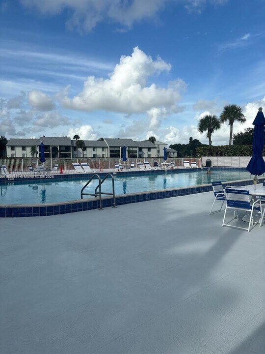 1001 Green Pine Blvd in West Palm Beach, FL - Building Photo