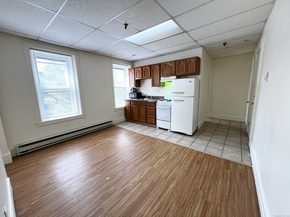 696 Main St in Middletown, CT - Foto de edificio