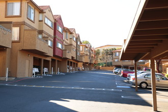 Grande Vista Apartments in Vista, CA - Foto de edificio - Building Photo