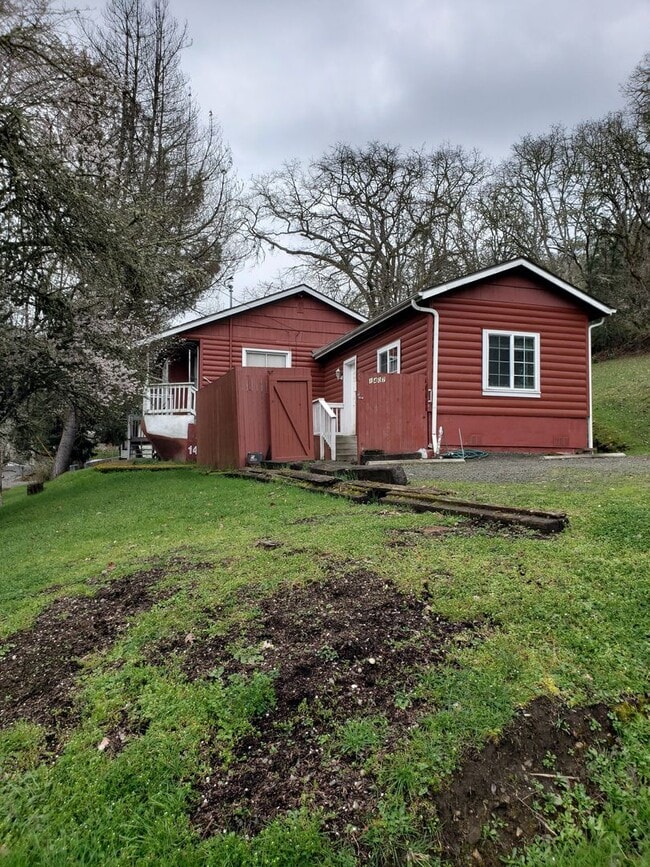1407 SE Marsters Ave in Roseburg, OR - Building Photo - Building Photo