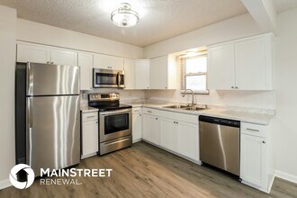 215 SE Crescent St, Unit 1126 in Lee's Summit, MO - Foto de edificio - Building Photo