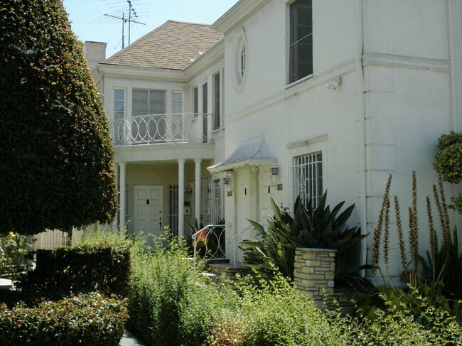 6168 W Olympic Blvd, Unit 70-5 in Los Angeles, CA - Foto de edificio - Building Photo