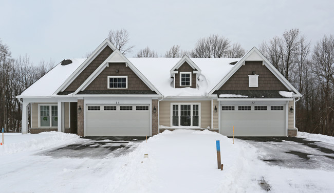 Brook Forest Path in Rochester, NY - Foto de edificio - Building Photo