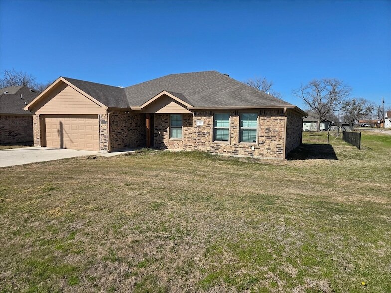 210 E Doyle St, Unit H-204 in Ponder, TX - Building Photo