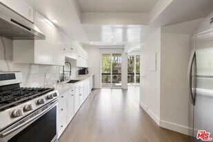 723 Westmount Dr in West Hollywood, CA - Building Photo