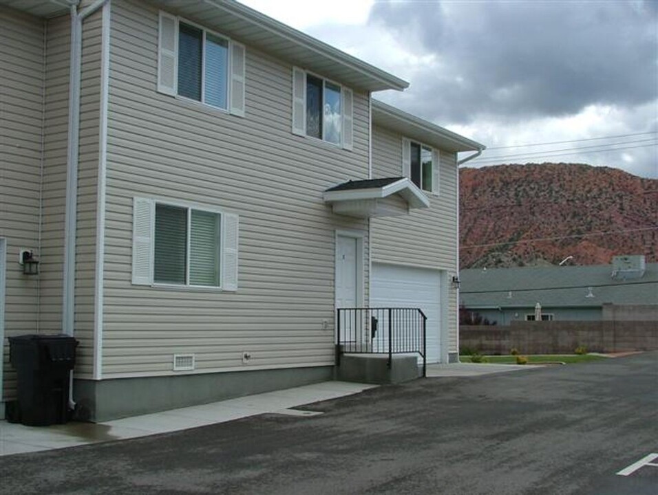 351 S 300 E in Cedar City, UT - Foto de edificio