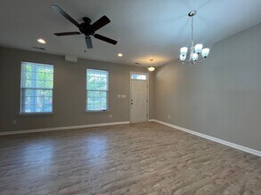 306 Fountain Way in Hampton, VA - Building Photo - Building Photo