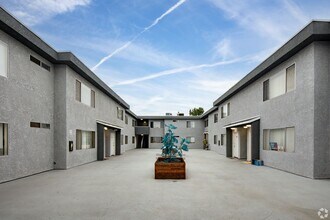 6651 Haskell Ave in Van Nuys, CA - Building Photo - Building Photo