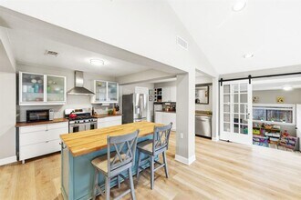 7210 Towering Oaks Dr in Austin, TX - Building Photo - Building Photo