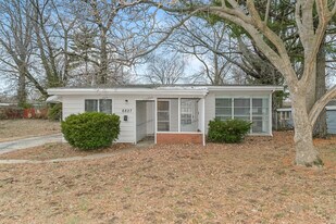 6827 Woodhurst Dr in Berkeley, MO - Building Photo