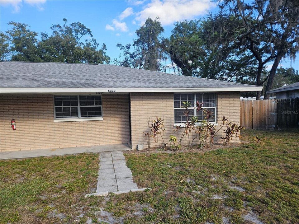 5309 Oakwood Ct in Tampa, FL - Building Photo