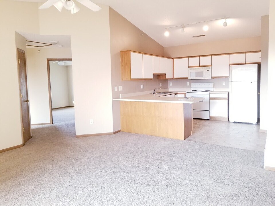 560 Penn Ct, Unit 9 in North Liberty, IA - Building Photo