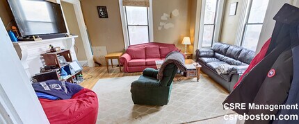 12 Saunders St, Unit 1 in Boston, MA - Foto de edificio - Building Photo