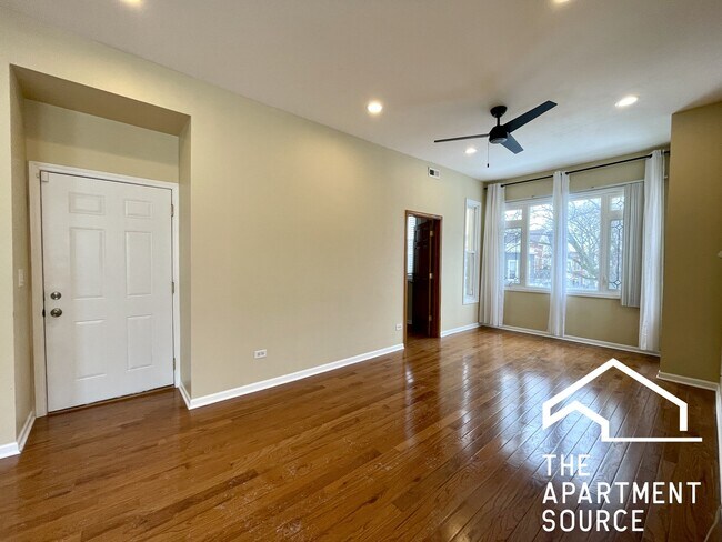 2028 N Hamlin Ave, Unit 2 in Chicago, IL - Foto de edificio - Building Photo