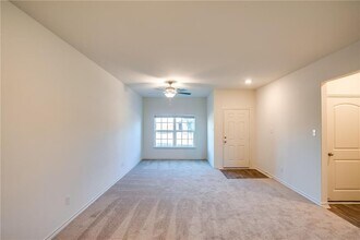 19024 Quiet Range Dr in Elgin, TX - Foto de edificio - Building Photo