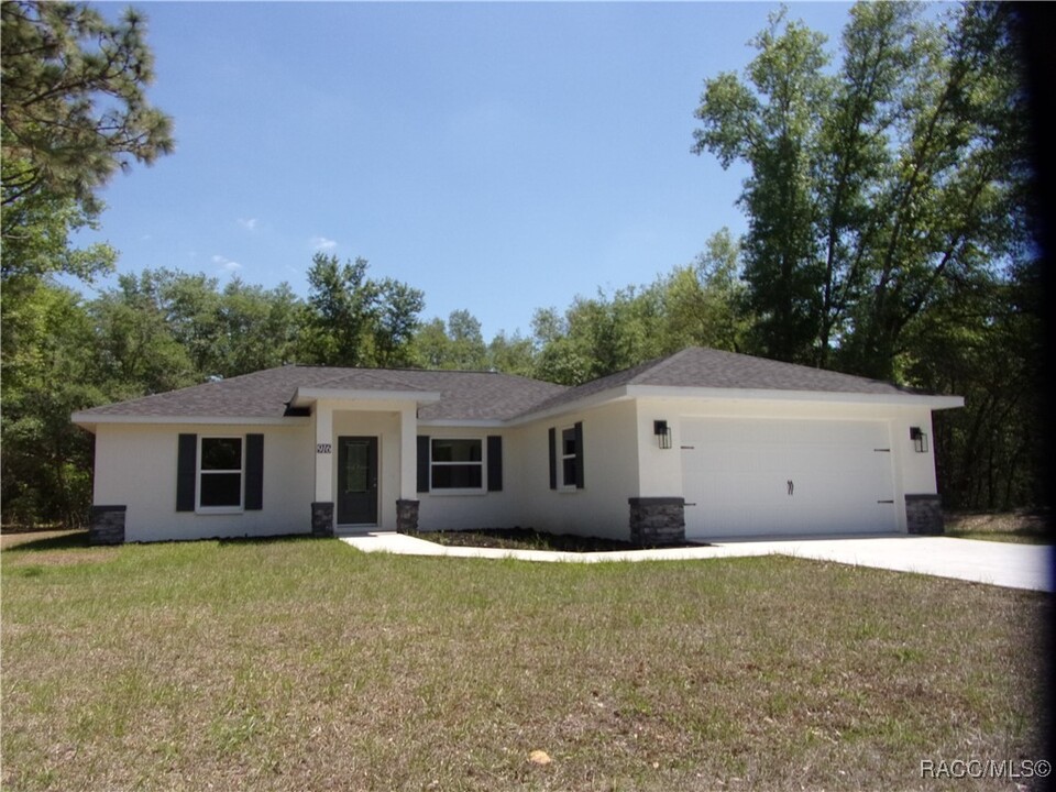 916 N Independence Hwy in Inverness, FL - Foto de edificio