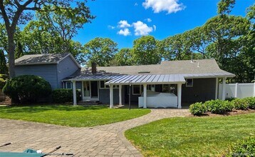 13 Beach Land Ave in East Quogue, NY - Foto de edificio - Building Photo