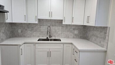 330 Cameron Pl in Glendale, CA - Building Photo - Building Photo