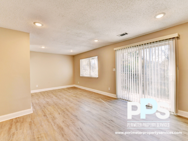 390 W Lake Ave in Atlanta, GA - Building Photo