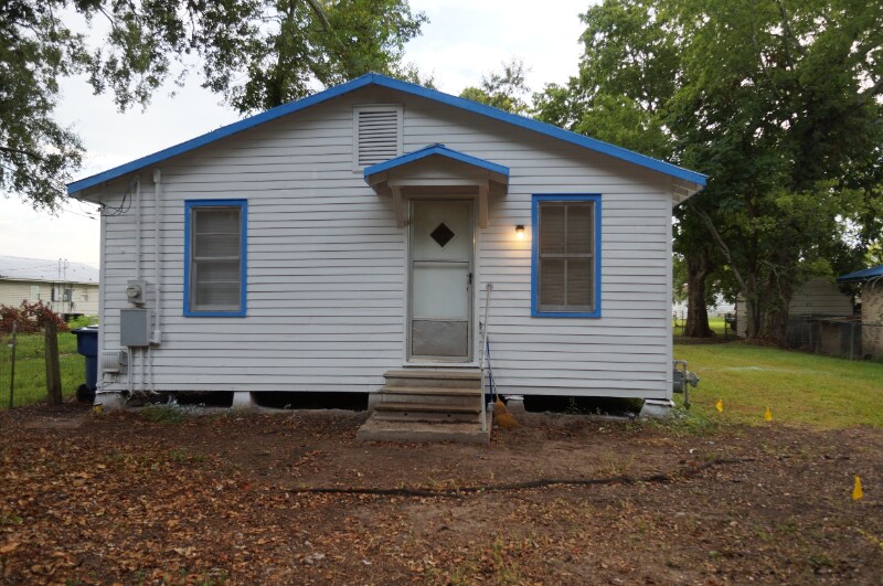 1610 W Blanchard St in Opelousas, LA - Building Photo