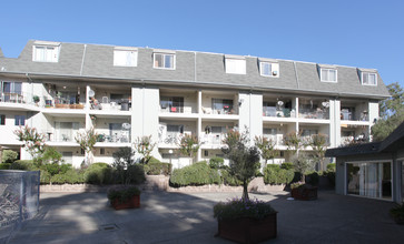 Hillcrest Townhomes Apartment Complex in Novato, CA - Building Photo - Building Photo