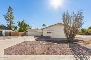 105 E Manhatton Dr in Tempe, AZ - Building Photo