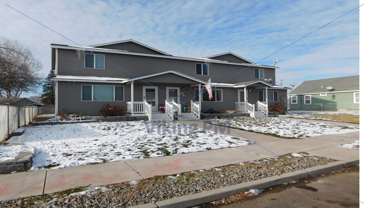 923-947 NW Claypool St in Prineville, OR - Foto de edificio