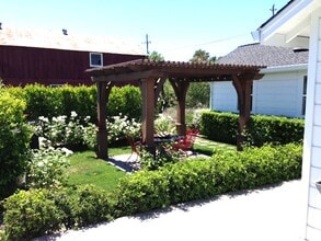 871 A Dowdell Ln in St Helena, CA - Building Photo - Building Photo