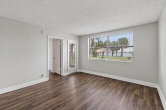714 Executive Center Dr in West Palm Beach, FL - Building Photo - Building Photo
