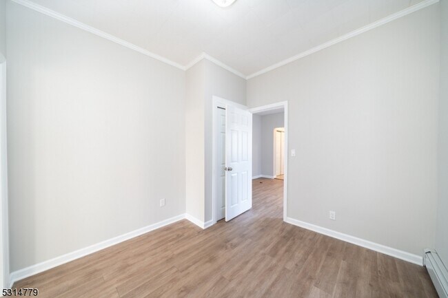 9 Kling St-Unit -4 in West Orange, NJ - Building Photo - Building Photo