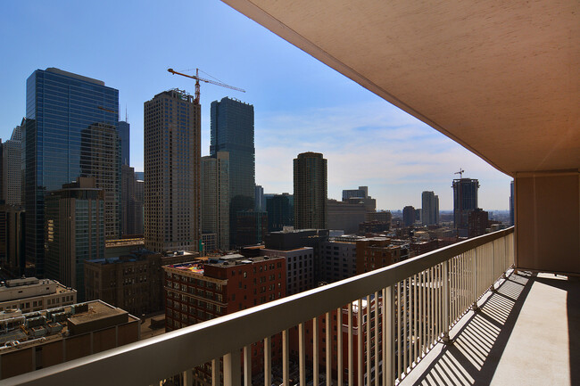 545 N Dearborn St, Unit 2407 in Chicago, IL - Foto de edificio - Building Photo