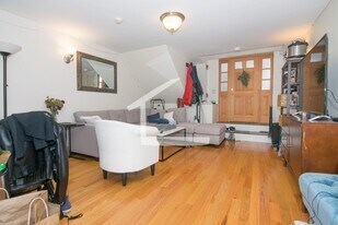 10 S Russell St in Boston, MA - Building Photo