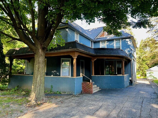 222 Douglas Ave in Kalamazoo, MI - Building Photo - Building Photo