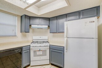 7802 Topawa Cove, Unit B in Austin, TX - Foto de edificio - Building Photo