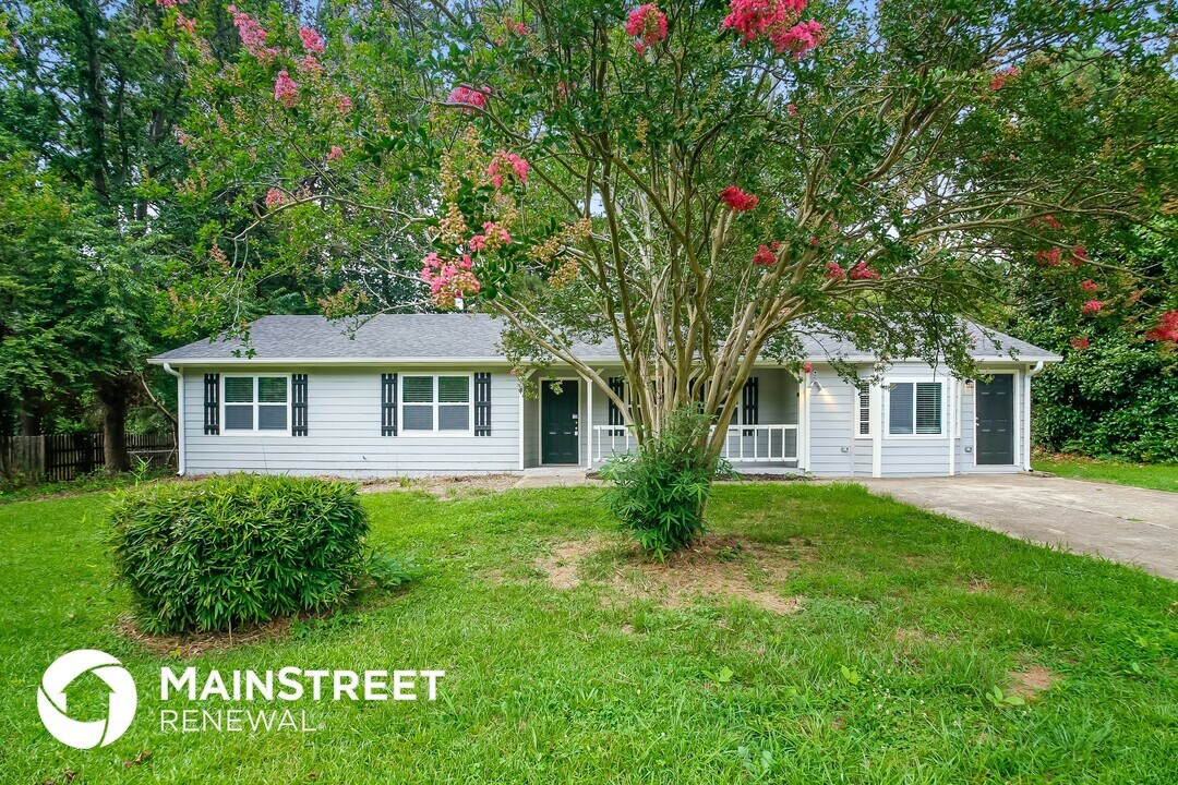 3075 Palomino Dr in Powder Springs, GA - Foto de edificio