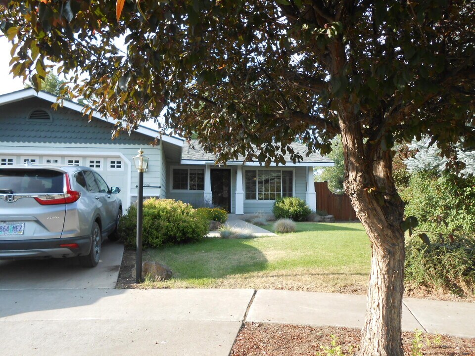 2396 NE Desert Willow Ct in Bend, OR - Building Photo