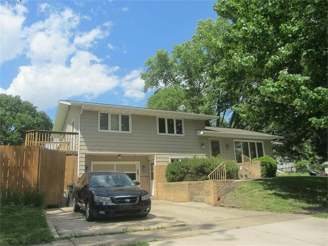 property at 909 W 19th St