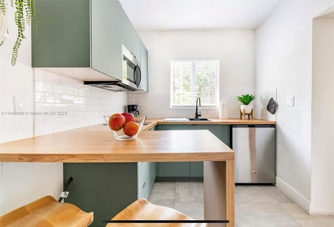 2230 NW 6th St in Miami, FL - Foto de edificio - Building Photo