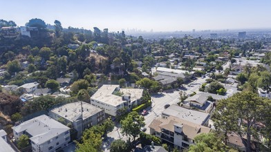 2542 N Beachwood Dr in Los Angeles, CA - Building Photo - Building Photo