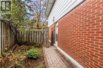 1 Isaac Ct in Hamilton, ON - Building Photo - Building Photo