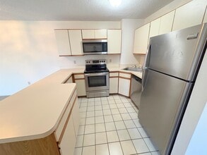 23 Elm St, Unit 301 in Somerville, MA - Building Photo - Building Photo