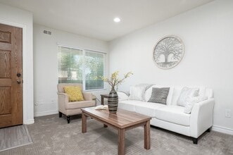 1681 Bayview Heights Dr, Unit 32 in San Diego, CA - Building Photo - Building Photo