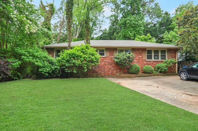 932 Winburn Dr, Unit 932 Left in East Point, GA - Building Photo - Building Photo