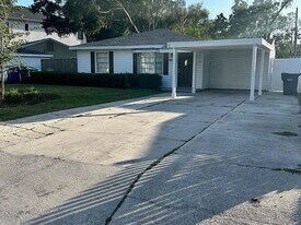 3609 E Royal Palm Cir in Tampa, FL - Building Photo