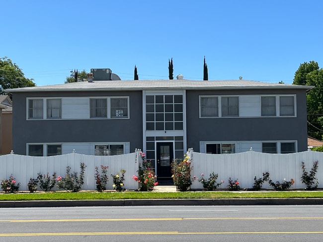 13744 Burbank Blvd in Los Angeles, CA - Building Photo - Building Photo