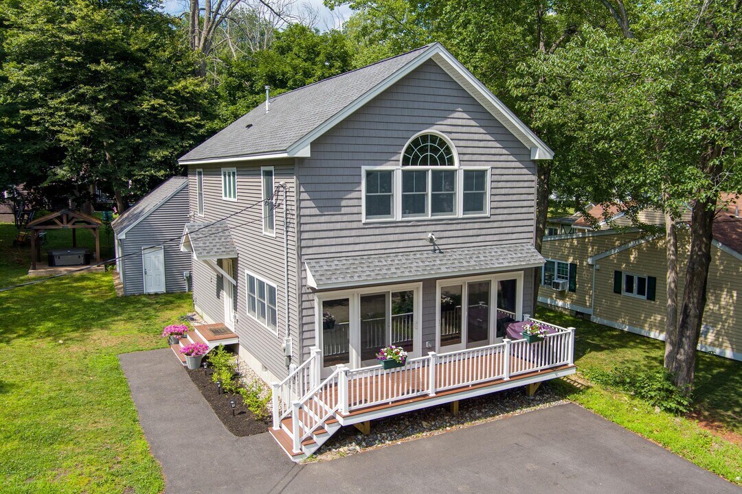 4 W Shore Dr in Sandown, NH - Building Photo