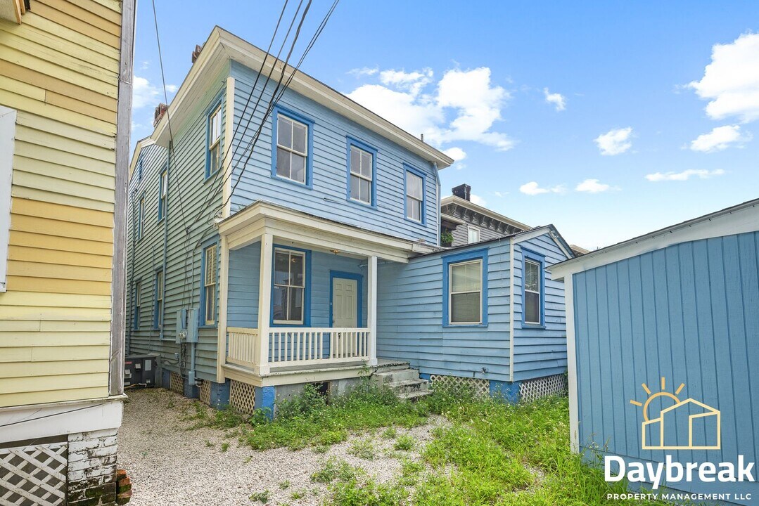 112 E Anderson St in Savannah, GA - Building Photo
