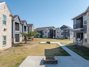 Crystal Falls Crossing in Leander, TX - Foto de edificio - Building Photo
