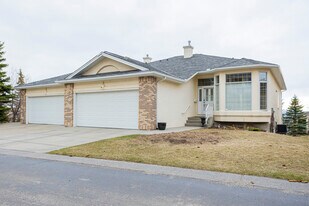 The Villas of GlenEagles in Cochrane, AB - Building Photo