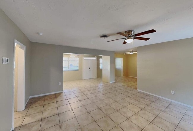 3300 N 46th Ave in Hollywood, FL - Foto de edificio - Building Photo